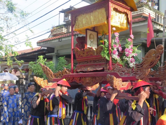 The procession carrying the portrait of Uncle Ho